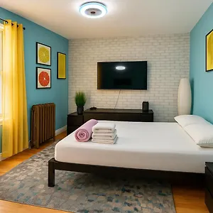 Modern Xl Queen Room Comfort & Character In Harlem New York