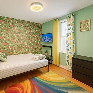 Tropical Comfort Room In Harlem Cozy Stay With Snacks & Style New York