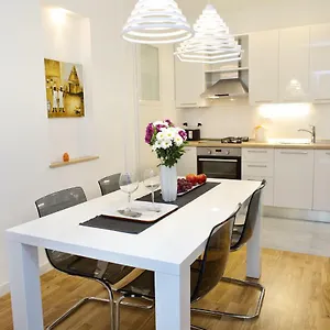 Le Monde Apartment Split